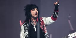Nikki Sixx se apresenta com Mötley Crüe durante a residência em Las Vegas em 2025. Reprodução: Anthony Devlin/Getty Images for Live Nation UK