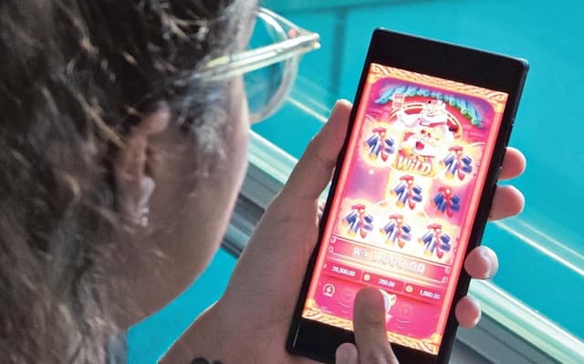 Adolescente acompanha debate sobre a proibição de depósitos de beneficiários em sites de apostas. Legenda da imagem. Reprodução: Retorno do item 11