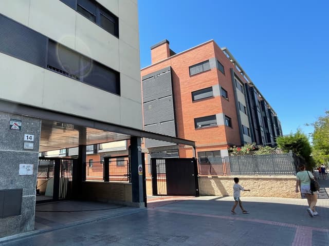 Sheila retorna à antiga residência em Torrejón de Ardoz, onde seus pertences permanecem após o desalojo. Reprodução: El País