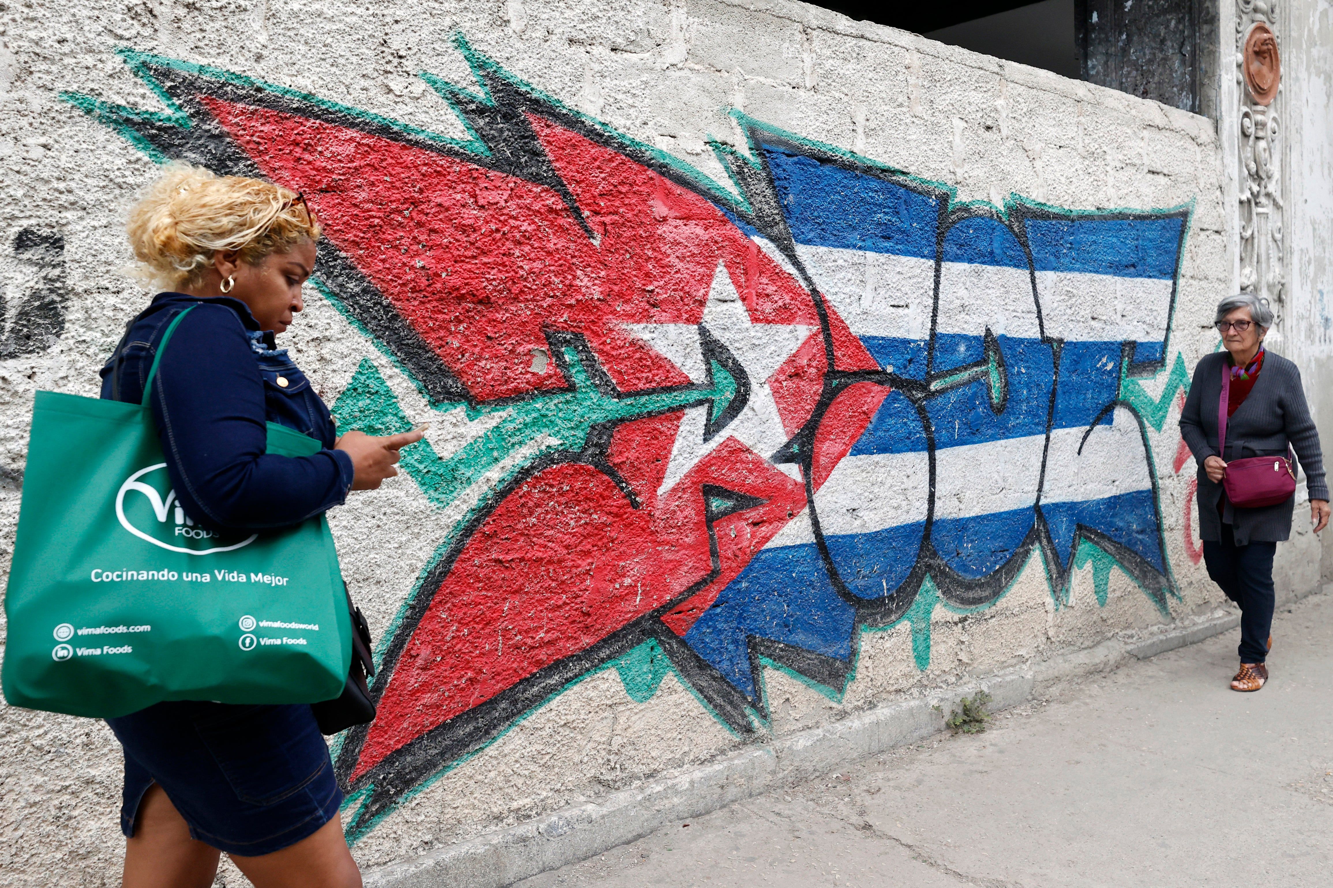 [Manifestantes apoiando a América Latina contra Trump.]. Reprodução: Elpais