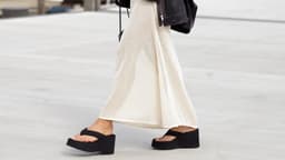 Chanclas de verão combinam conforto e estilo, disponíveis em nove cores. Reprodução: El País