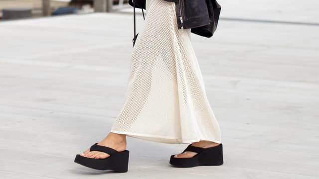 Chanclas de verão combinam conforto e estilo, disponíveis em nove cores. Reprodução: El País