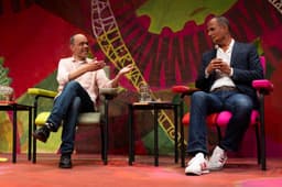 Ricardo Araújo Pereira e Caetano Galindo discutem humor e etimologia na Flip 2025. Reprodução: Globo