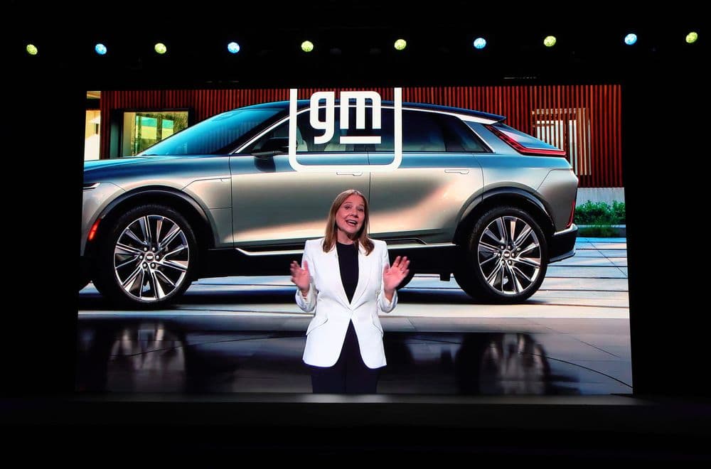 Mary Barra, CEO da GM, anuncia parceria para fornecer energia a centros de dados de IA. Reprodução: Business Insider