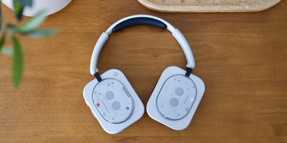 Fones Nothing Headphone (1) destacam-se pelo design ousado e conforto.; Reprodução: Tyler Hayes/Business Insider