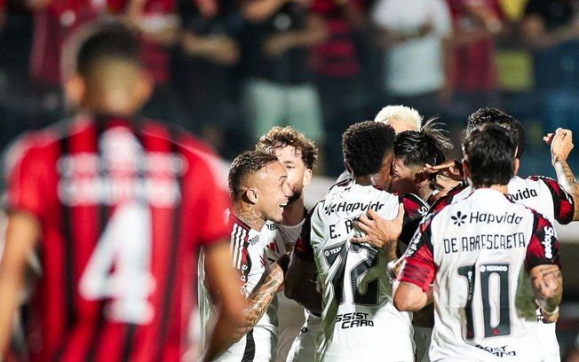 Rossi defende pênalti e Flamengo vence a estreia no Brasileirão. Reprodução: Esporte