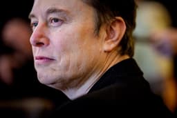 Elon Musk participa de reunião no Gabinete da Casa Branca em meio a desafios da Tesla. Reprodução: Gizmodo