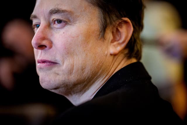 Elon Musk participa de reunião no Gabinete da Casa Branca em meio a desafios da Tesla. Reprodução: Gizmodo