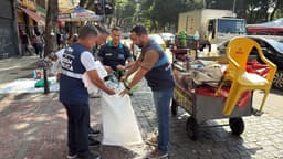 Agentes realizam operação de ordenamento urbano e fiscalização na Feira da Glória, no Rio de Janeiro. Reprodução: O Globo