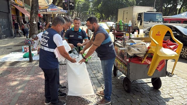 Agentes realizam operação de ordenamento urbano e fiscalização na Feira da Glória, no Rio de Janeiro. Reprodução: O Globo