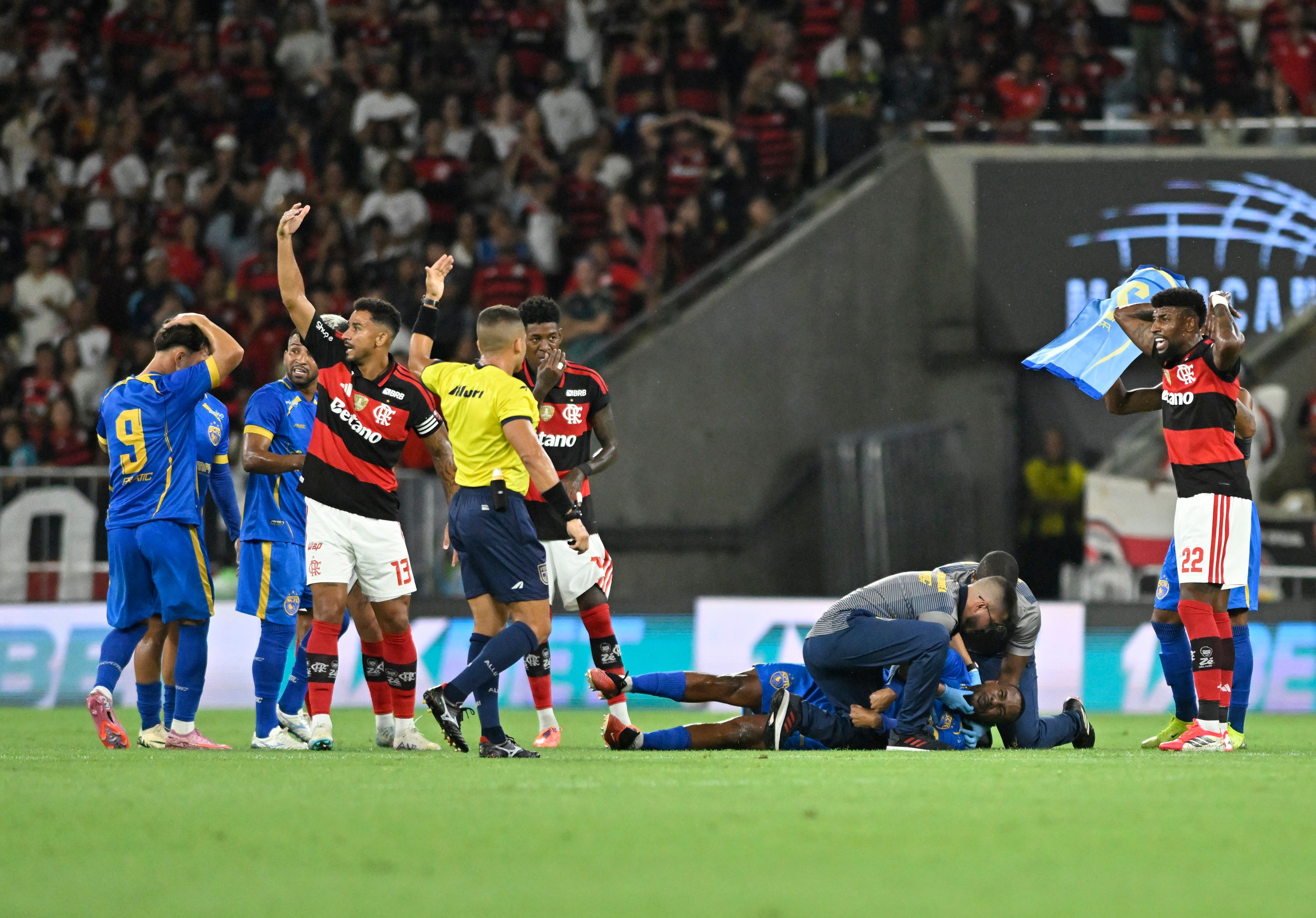 Jogador do Sampaio Corrêa convulsiona e deixa o jogo contra o Flamengo, socorrido pela ambulância.. Reprodução: Ge