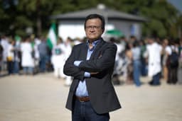 Rafael Ojeda, presidente do Sindicato Médico da Andaluzia, em protesto contra a crise da saúde pública. Legenda da imagem. Reprodução: Retorno do item 11