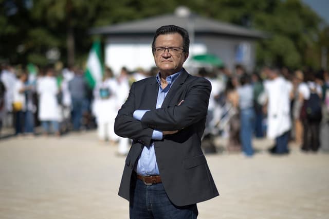 Rafael Ojeda, presidente do Sindicato Médico da Andaluzia, em protesto contra a crise da saúde pública. Legenda da imagem. Reprodução: Retorno do item 11