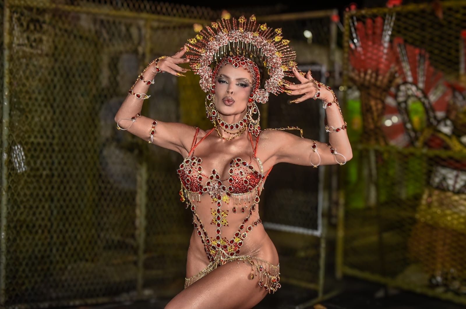 [Ex-BBB Jaque Grohalski usa supercola em fantasia; queima um pouco.]. Reprodução: Gshow