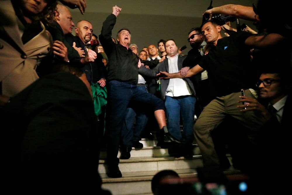 Bolsonaro retorna à Câmara e exibe tornozeleira eletrônica em meio a críticas às restrições judiciais. Reprodução: Globo