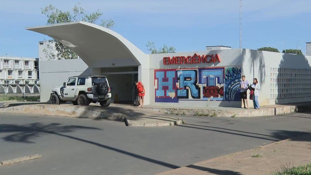 Adolescente de 17 anos foi esfaqueado durante assalto em Samambaia e teve que passar por cirurgia. Reprodução: TV Globo