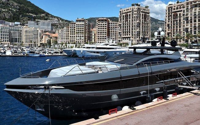 Iate de 12 milhões de euros de Max Verstappen ancorado em Monte Carlo. Reprodução: AutoMotorSport