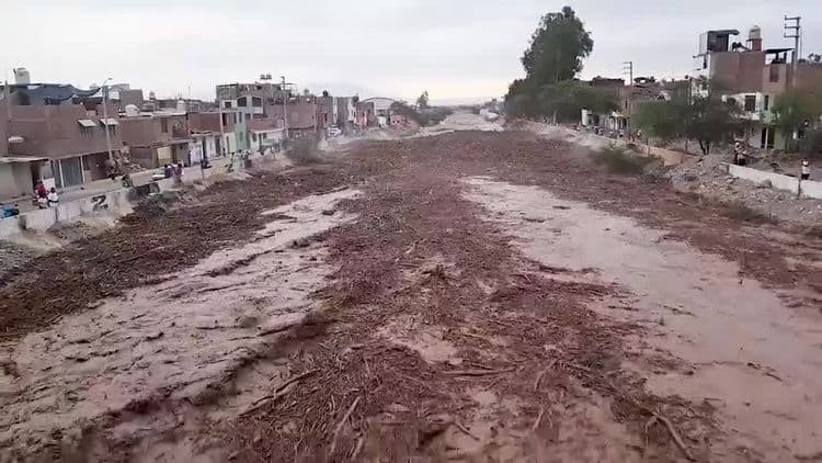 Enxurrada em Nazca assusta moradores e causa estragos