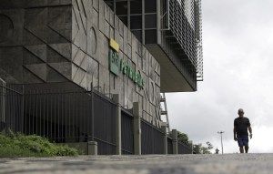 Homem caminha em frente à unidade da Petrobras em Araucária, Paraná, onde a produção de ureia foi retomada.