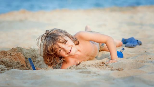 Dicas para aproveitar a praia com crianças sem a preocupação da areia. Reprodução: El País