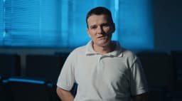 Francisco Mairlon deixa a Papuda abraçando a família após decisão unânime do STJ. Reprodução: Retorno do item 11