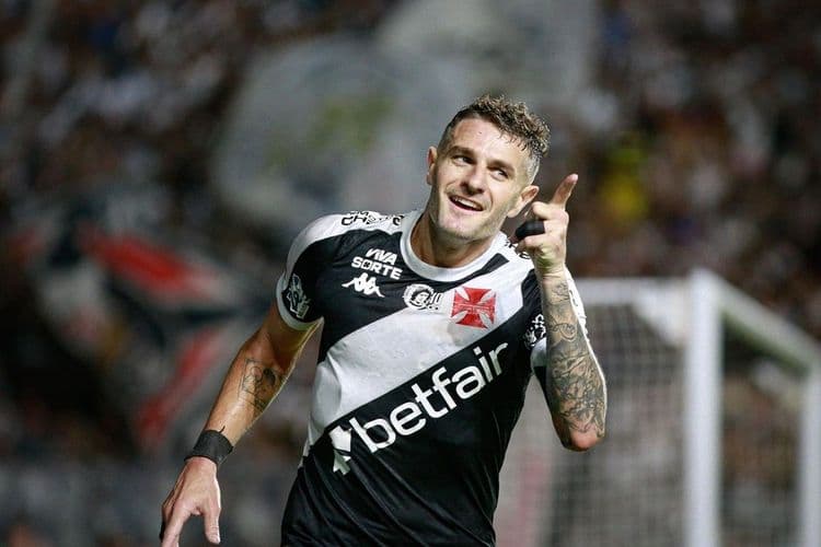 Jogadores celebram vitória em homenagem ao ídolo do clube, aliviando pressão sobre o treinador. Reprodução: Globo