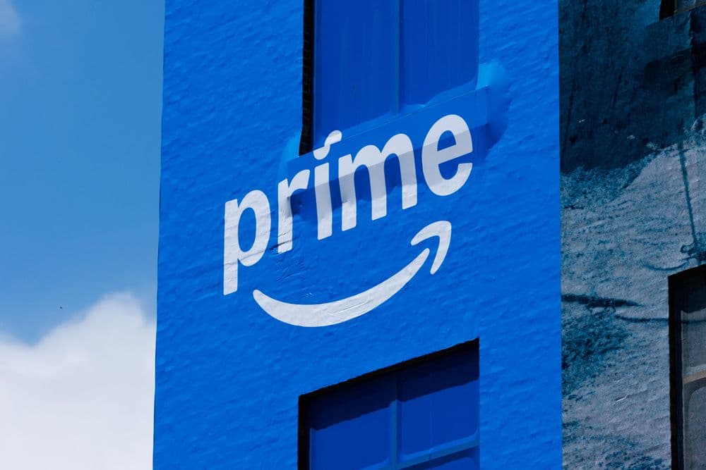 Prédio no centro de San Diego exibe publicidade da Amazon Prime, destacando resultados positivos do segundo trimestre. Reprodução: Business Insider