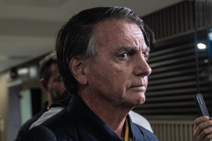 Bolsonaro deixa a sede do Partido Liberal em Brasília; defesa solicita Estímulo Elétrico Craniano.. Reprodução: Oglobo