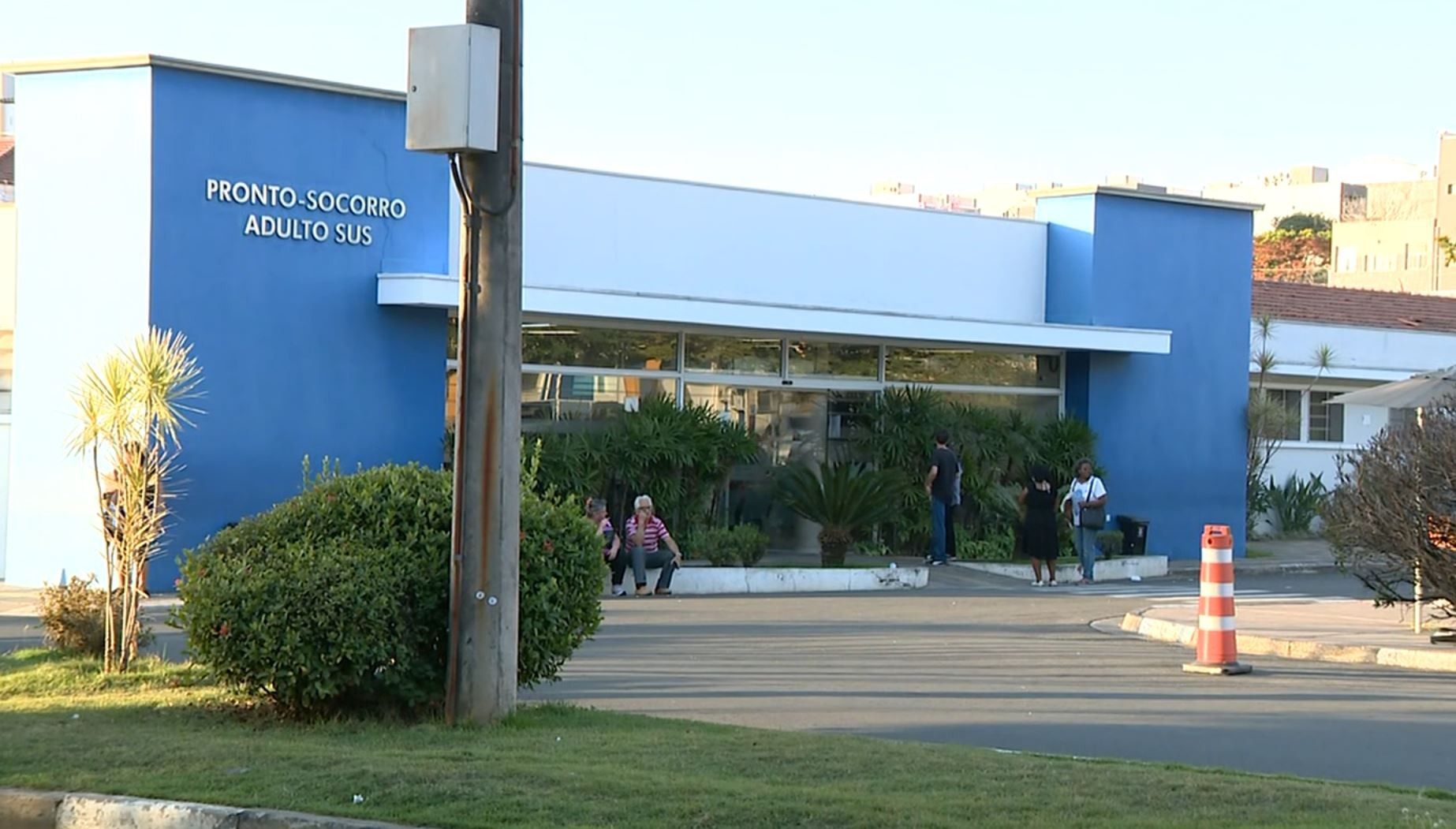 38 pacientes em macas ocupam os corredores do Hospital PUC-Campinas.. Reprodução: G1