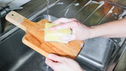 Limpeza eficiente de superfícies na cozinha com produto desinfetante sem cloro. Reprodução: Sanytol