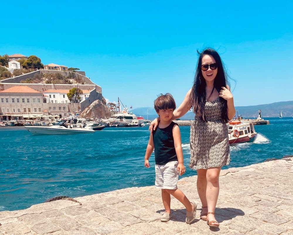 Mãe e filho aproveitam viagem em Hydra, compartilhando experiências de viagem em família. Reprodução: Christine Ma-Kellams