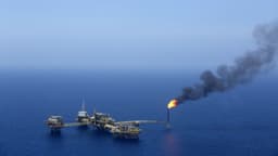 Plataforma petrolera da Pemex no campo Ku-Maloob-Zaap, na Bahia de Campeche, destacando a demanda de crudo. Reprodução: El País