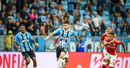 Jogadores do time gaúcho reclamam de pênalti não marcado em jogo contra o Inter. Reprodução: Estadão