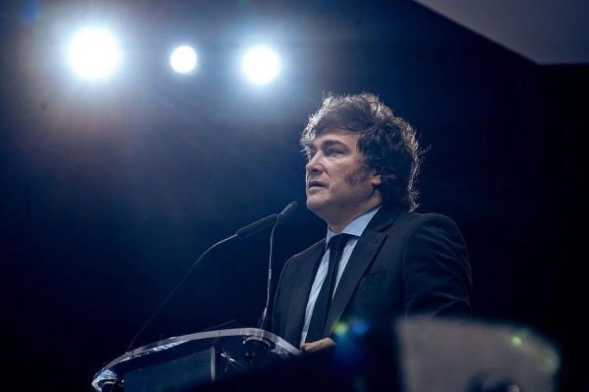 Milei é denunciado por uso de dinheiro público para viajar ao Brasil