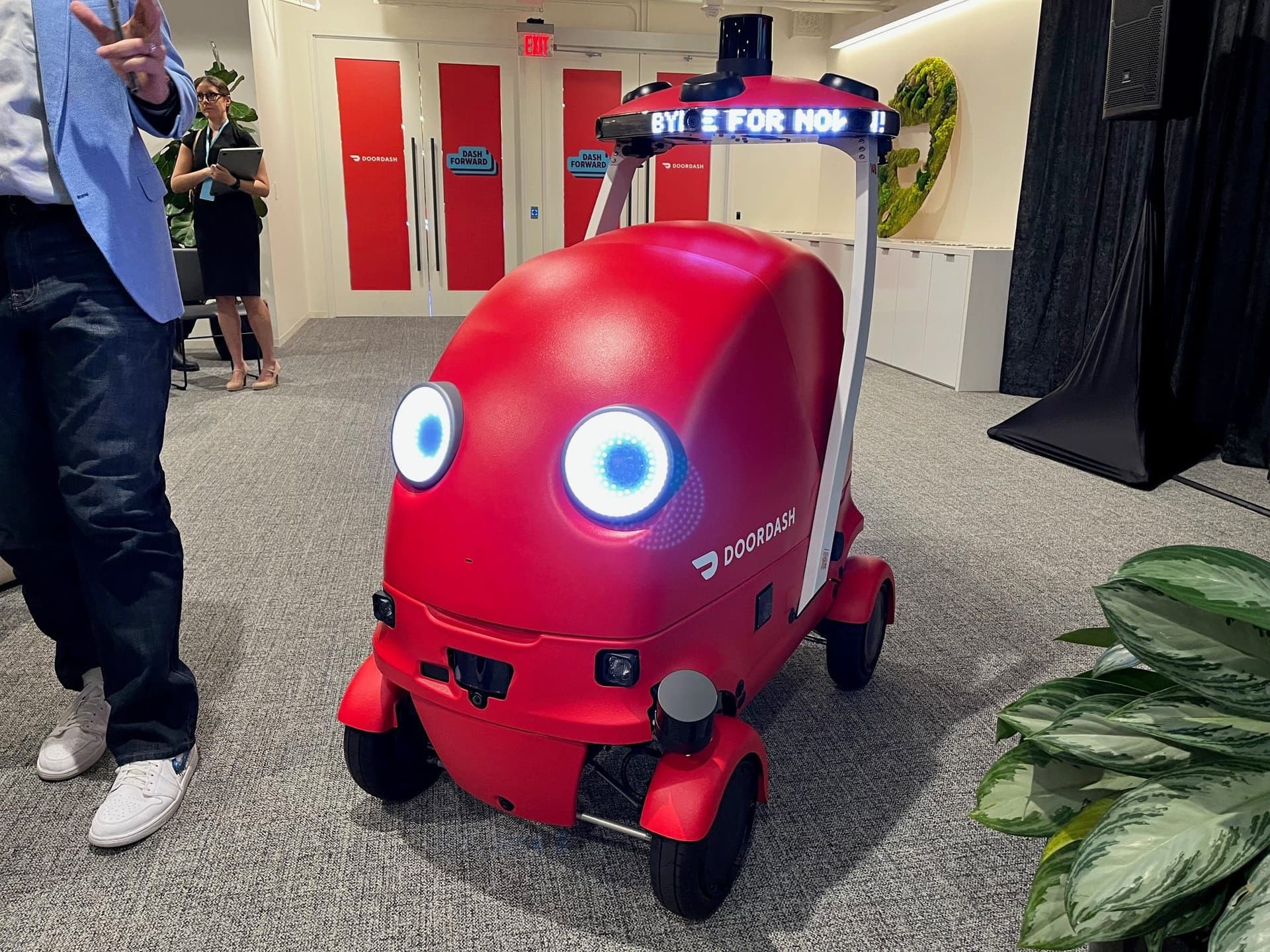 O robô Dot da DoorDash em sala de reunião, evidenciando investimentos em automação. Legenda da imagem. Reprodução: Alex Bitter/BI