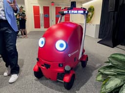 O robô Dot da DoorDash em sala de reunião, evidenciando investimentos em automação. Legenda da imagem. Reprodução: Alex Bitter/BI