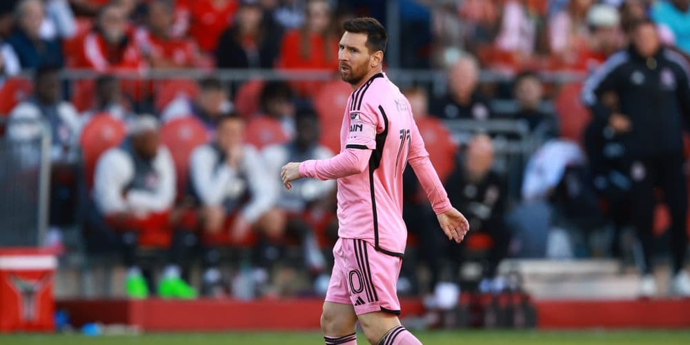 Lionel Messi em campo durante partida do Leagues Cup com o Inter Miami. Reprodução: Business Insider