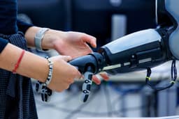 Pele eletrônica desenvolvida pela UFU e Sant'Anna identifica toque com precisão para próteses. Reprodução: Retorno do item 11