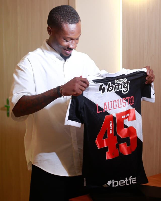 Vasco apresenta atacante angolano Loide Augusto
