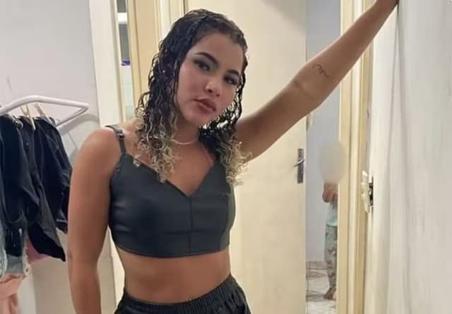 Familiares e amigos se reúnem para sepultar Sther Barroso, assassinada após recusar atenção de traficante. Reprodução: Globo