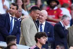 Ronaldo e Gianni Infantino discutem o futuro do futebol durante a Copa do Mundo de Clubes em Miami. Reprodução: Globo