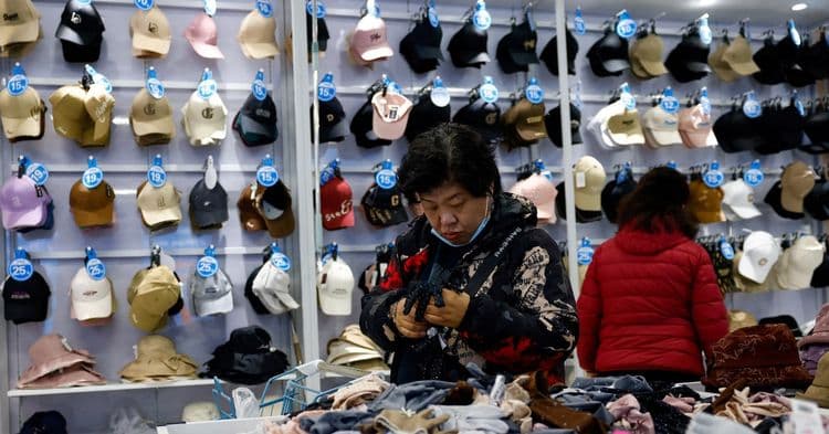 Queda nos preços ao consumidor na China aponta para desafios econômicos em meio à guerra comercial com os EUA. Reprodução: Reuters