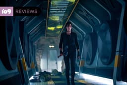 Charlize Theron e Uma Thurman em cena do novo filme da Netflix. Reprodução: Gizmodo