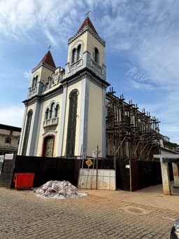 Igreja de São José, em Barra Longa, cercada e fechada há quase oito anos, causa protestos entre moradores. Reprodução: Globo