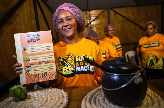 Marisqueiras do Vergel vendem pratos feitos com sururu e ganham renda extra no São João Massayó. Reprodução: Ascom Alurb