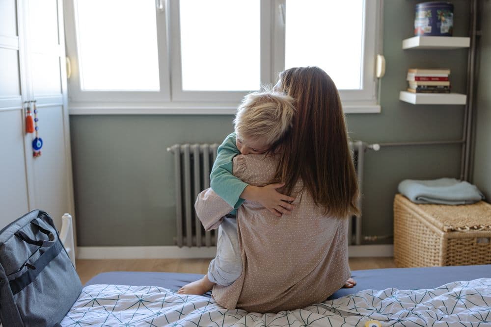 Mãe e filho trocam carinho após dificuldades na escola e diagnóstico de distúrbio de processamento sensorial. Reprodução: Business Insider
