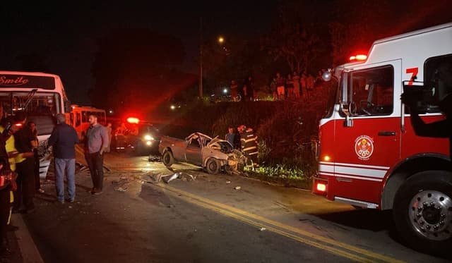 [Motorista morre em colisão frontal entre carro e ônibus na rodovia de Campinas]. Reprodução: G1