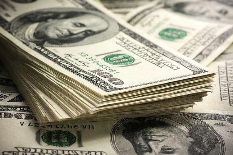 Dólar inicia quarta-feira em baixa no Brasil