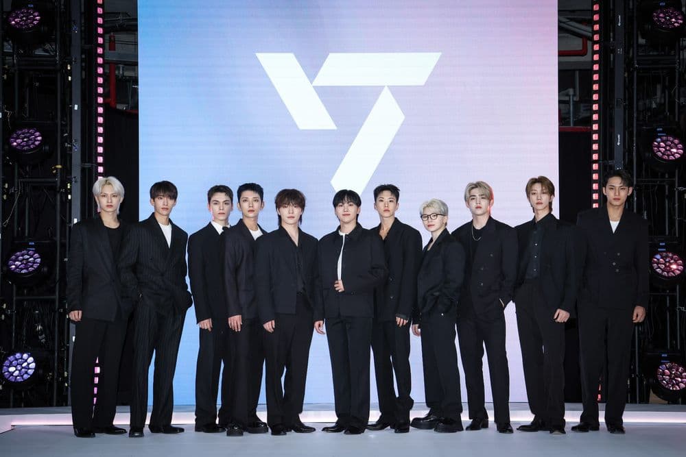 Membros do Seventeen celebram a popularidade dos bonecos Labubu em evento em Seul. Reprodução: Business Insider