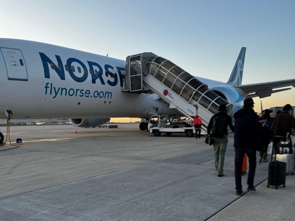 Passageiros embarcam em voo da Norse Atlantic Airways com conforto no check-in. Reprodução: Business Insider